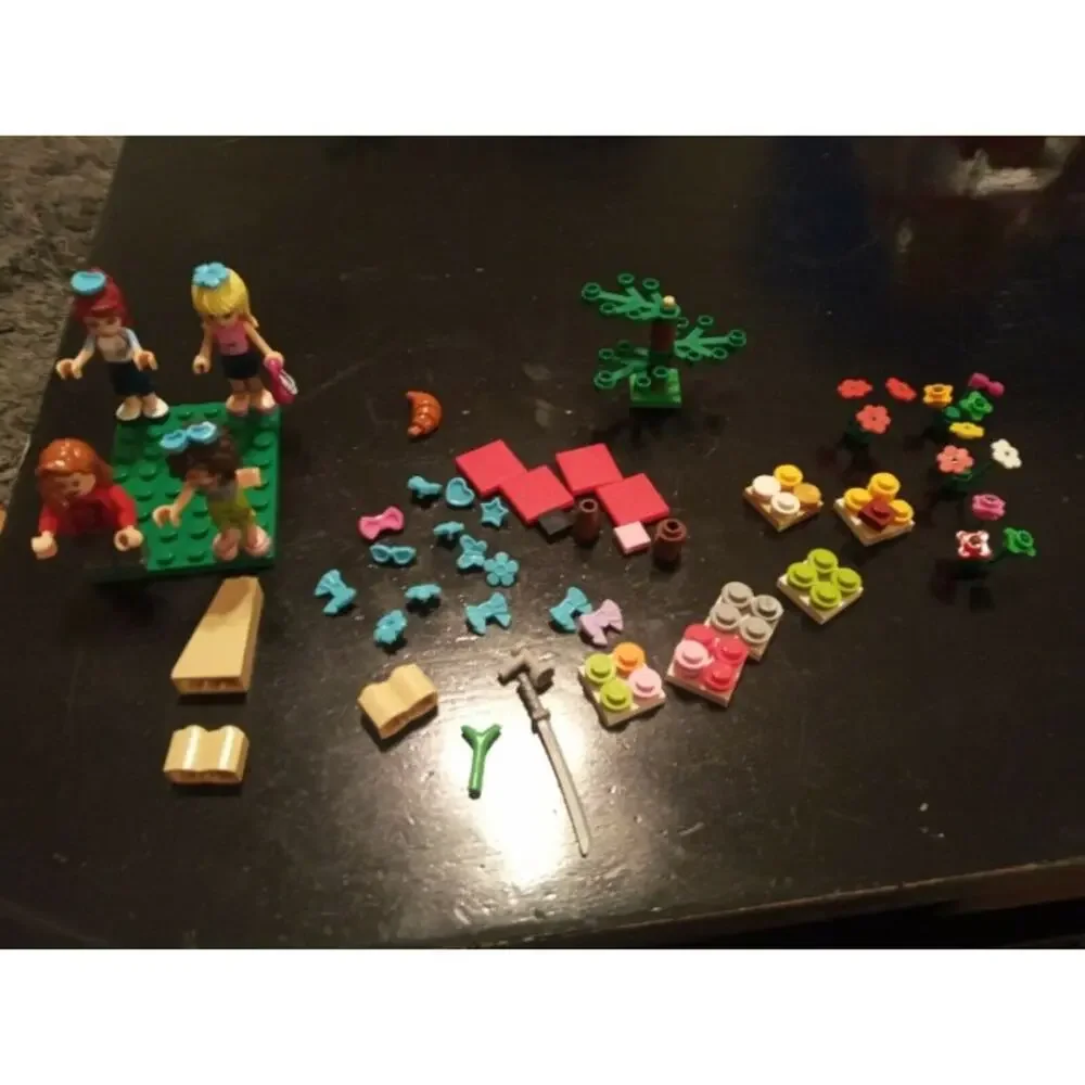 Set Of 5 Lego Friends Sets, 4 Extra Minifigures, Around 100 Extra Pieces TOO!